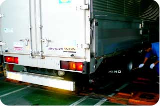 大型トラック複数台が収納可能